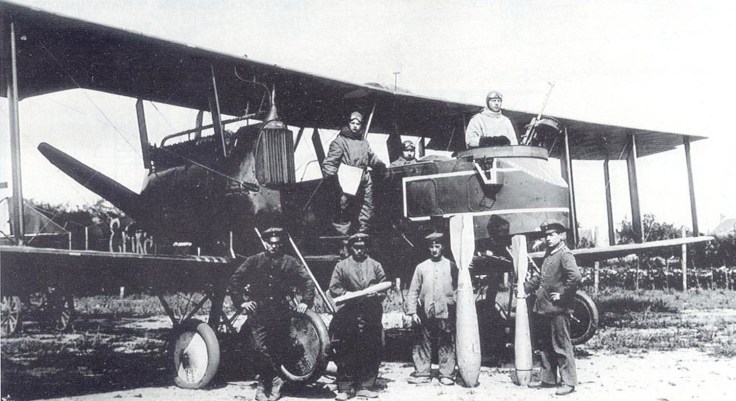 Gotha G.V 904/16 “Erika” and ground personnel holding 12.5 kg, 100 kg, and 50 kg PuW bombs, c.1917. Source: THE GREAT AEROPLANE RAID by Thomas C. Van Hare.